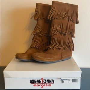 Minnetonka triple fringe boots sz 7